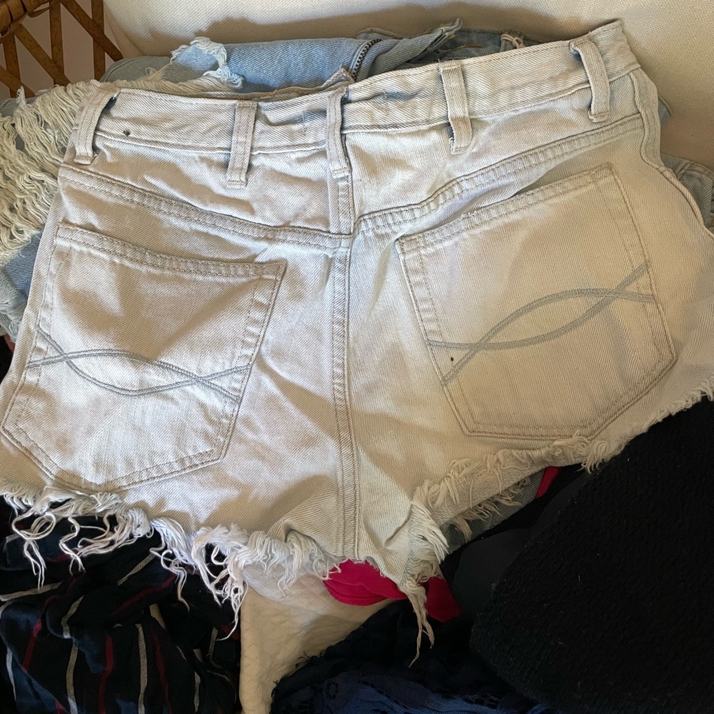 Size 4 Abercrombie shorts - Picture 5 of 7